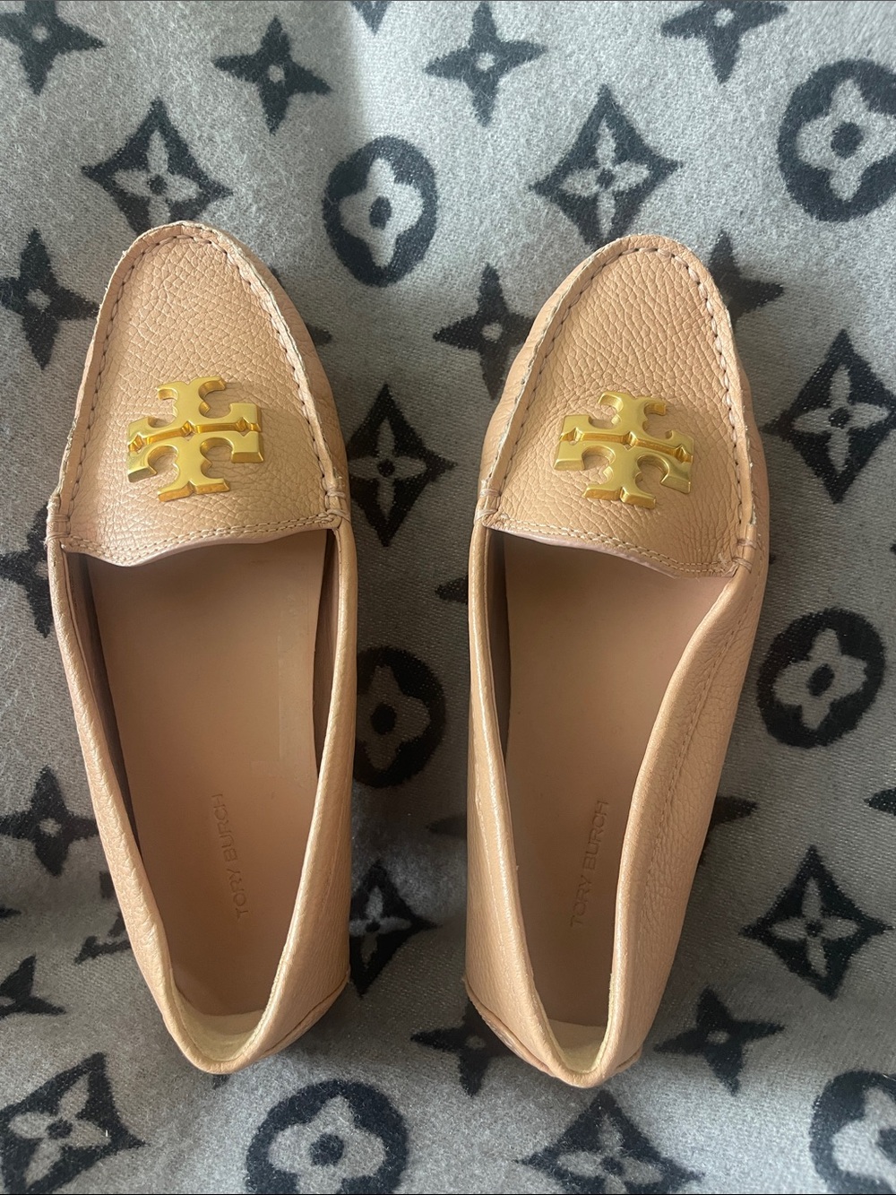 NWOT Tory Burch neutral Leather Logo Driving Loafers with Gold Emblem